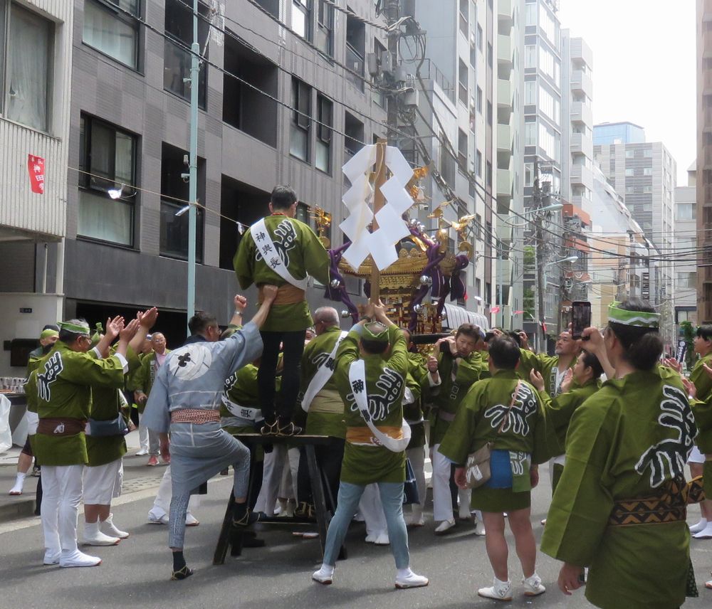 会社の前を行く神輿